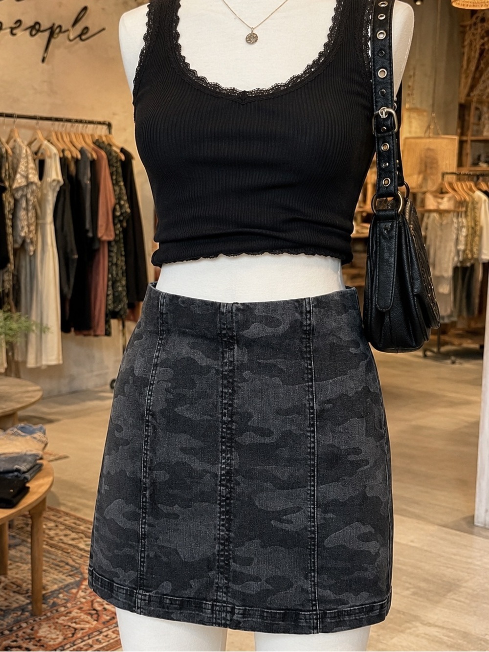 Free People Black Camo Denim Mini Skirt Size 10 Stretch Exposed Back Zip